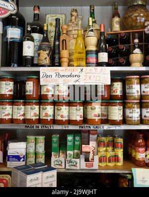 Des étagères remplies de produits italiens sont en vente au site historique de Molinari Delicatessen, dans le quartier de la petite Italie de San Francisco. Banque D'Images