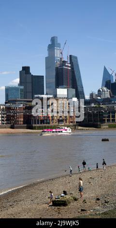 Dandy Beach River Thames dans les bâtiments emblématiques de Low Tide dans la ville de Londres Banque D'Images