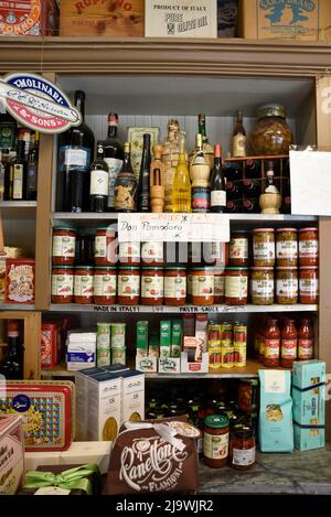 Des étagères remplies de produits italiens sont en vente au site historique de Molinari Delicatessen, dans le quartier de la petite Italie de San Francisco. Banque D'Images