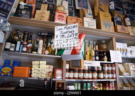 Des étagères remplies de produits italiens sont en vente au site historique de Molinari Delicatessen, dans le quartier de la petite Italie de San Francisco. Banque D'Images