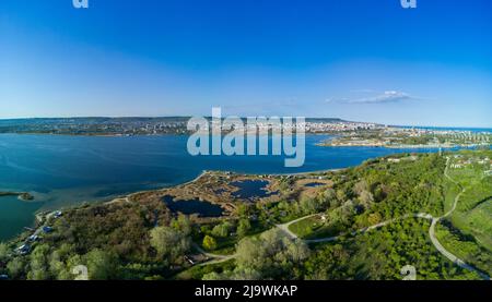 Vue panoramique de la petite ville historique moderne de Sozopol avec une variété de maisons confortables en bord de mer et de petits bateaux de source de mer, près du calme Banque D'Images