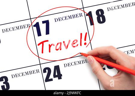 17th jour de décembre. Main dessinant un cercle rouge et écrire le texte VOYAGE à la date du calendrier 17 décembre. Organisation de voyages. Mois d'hiver. Jour du Banque D'Images