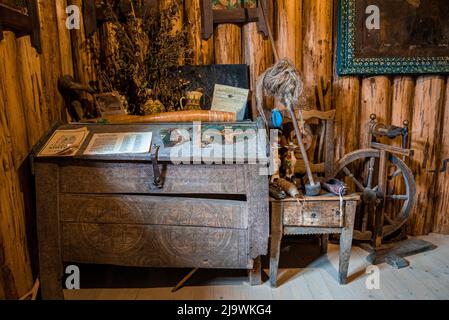 Coffre fermé avec outils anciens sur chaise en bois dans la pièce abandonnée Banque D'Images