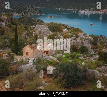 Voyage et attractions touristiques sur l'île de Kekova, Turquie. Vue magnifique sur les paysages marins depuis le village de Kalekoy, Demre, vue avec bateau et îles en mer Banque D'Images