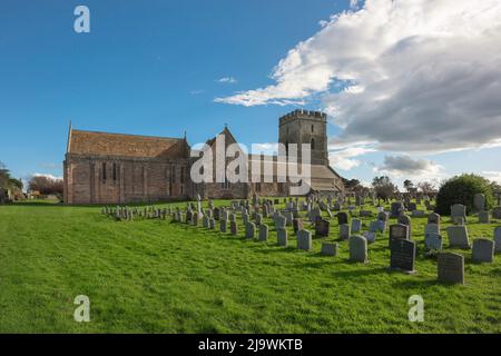 Église Saint-Aidan de Bamburgh, vue sur l'église du 12th siècle et le pittoresque chantier naval dans le village côtier de Northumberland de Bamburgh, Angleterre, Royaume-Uni Banque D'Images