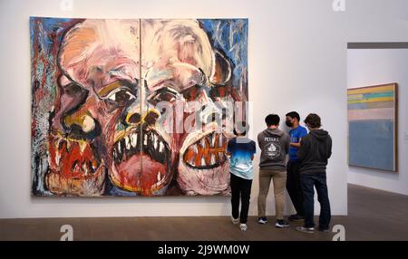 Les visiteurs du musée admirent un tableau de Mike Henderson, intitulé « The Scream », en 1966, au M.H. de Young Memorial Museum de San Francisco, en Californie. Banque D'Images