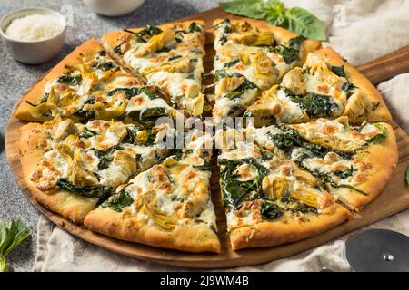 Pizza italienne maison aux épinards avec basilic Banque D'Images