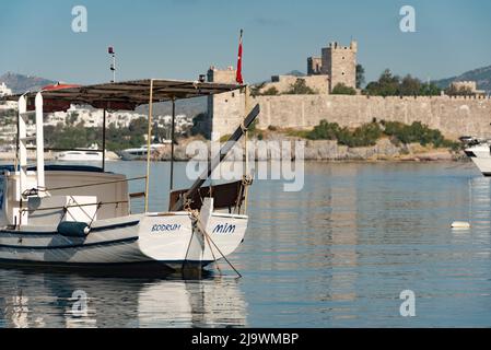 Bodrum, Turquie. 21st avril 2022. Un bateau de pêche nommé Bodrum dans le port de Bodrum, une station touristique turque populaire avec une forteresse médiévale et un littoral spectaculaire, la Turquie occidentale. (Photo de John Wreford/SOPA Images/Sipa USA) crédit: SIPA USA/Alay Live News Banque D'Images