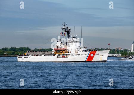 New York, New York, États-Unis. 25th mai 2022. NYC accueille de nouveau les courageux hommes et femmes de la Marine américaine, des Marines et de la Garde côtière pour la Fleet week. La célébration d'une semaine inclut la Parade des navires et d'autres événements comme des visites de navires et des concerts autour de la ville. C'est la première fois depuis la pandémie que la semaine de la flotte a lieu. Voici l'USCGC fiable un cutter d'endurance moyenne homeport Virginia Beach (Credit image: © Milo Hess/ZUMA Press Wire) Credit: ZUMA Press, Inc./Alamy Live News Banque D'Images