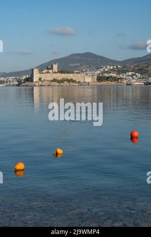 Bodrum, Turquie. 21st avril 2022. Belle vue panoramique sur le château dans le port de Bodrum, la côte sud-ouest turque de la mer Égée. (Image de crédit : © John Wreford/SOPA Images via ZUMA Press Wire) Banque D'Images