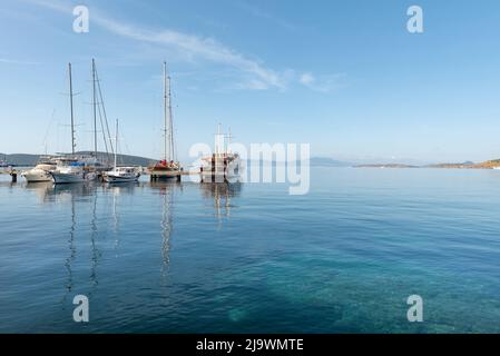 Bodrum, Turquie. 21st avril 2022. Magnifique soleil frais matinal sur les yachts amarrés dans la marina de Bodrum sur la côte ouest de la Turquie égéenne. (Photo de John Wreford/SOPA Images/Sipa USA) crédit: SIPA USA/Alay Live News Banque D'Images