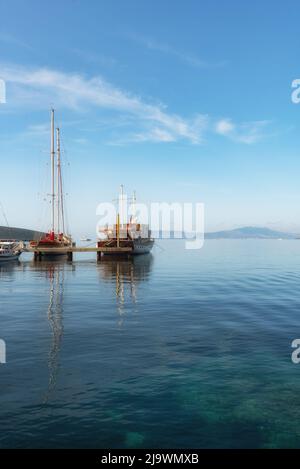 Bodrum, Turquie. 21st avril 2022. Magnifique soleil frais matinal sur les yachts amarrés dans la marina de Bodrum sur la côte ouest de la Turquie égéenne. (Photo de John Wreford/SOPA Images/Sipa USA) crédit: SIPA USA/Alay Live News Banque D'Images