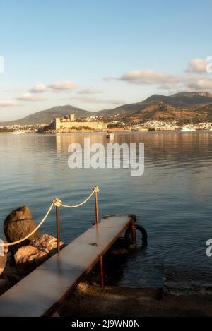 Bodrum, Turquie. 21st avril 2022. Belle lumière matinale sur le port de Bodrum avec une forteresse médiévale et des montagnes en arrière-plan, côte sud-ouest de la mer Égée. (Photo de John Wreford/SOPA Images/Sipa USA) crédit: SIPA USA/Alay Live News Banque D'Images