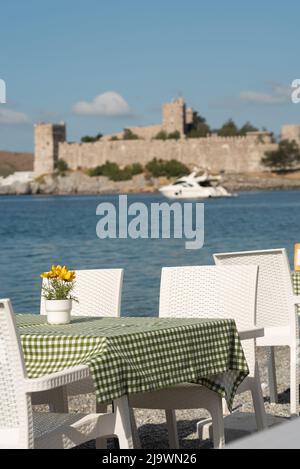 Bodrum, Turquie. 21st avril 2022. Joli café en bord de mer, tables de restaurant avec nappes et fleurs surplombant le port de Bodrum sur la côte ouest de la mer Égée en Turquie. (Image de crédit : © John Wreford/SOPA Images via ZUMA Press Wire) Banque D'Images