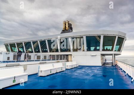 Le bar Laterna Magica est situé sur le pont 10 du ferry Smyril Line Norröna, à environ 30 mètres au-dessus de la mer, avec une vue imprenable sur l’Atlantique pendant la traversée. Deux passagers se tiennent à la rambarde du pont d’observation. Banque D'Images