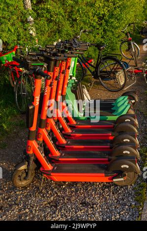 Trottinettes électriques VOI au coucher du soleil à Copenhague, Danemark Banque D'Images