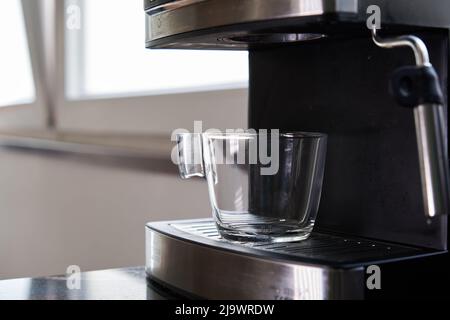 videz la tasse dans la machine à café Banque D'Images