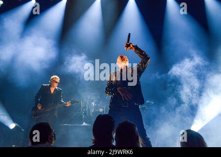 Peter Murphy et David J de Bauhaus se sont performances sur scène à la salle de concert Arlene Schnitzer à Portland, Oregon, Etats-Unis, le 17th mai 2022 dans le cadre du Bauhaus Banque D'Images