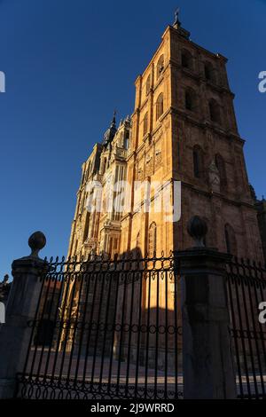 Cathédrale d'Astorga en chemin de Santiago au coucher du soleil, León, Castilla y Leon, Espagne. Banque D'Images