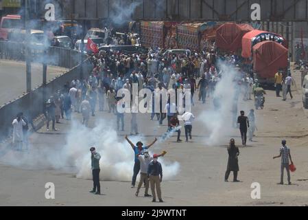 Lahore, Pakistan. 25th mai 2022. La police pakistanaise utilise des gaz lacrymogènes pour disperser les militants du parti pakistanais Tehreek-e-Insaf (PTI) du Premier ministre évincé Imran Khan lors d'une manifestation à Lahore le 25 mai 2022, les autorités pakistanaises ont bloqué mercredi toutes les routes principales dans la capitale Islamabad, Après qu'un ancien Premier ministre rebelle, Imran Khan, ait déclaré qu'il marrerait avec des manifestants dans le centre-ville pour un rassemblement, il espère qu'il fera tomber le gouvernement et forcera des élections anticipées. (Photo de Rana Sajid Hussain/Pacific Press) Credit: Pacific Press Media production Corp./Alay Live News Banque D'Images