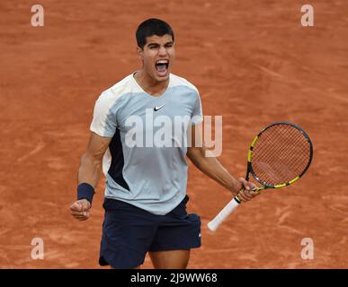 Paris, France. 25th mai 2022. Roland Garros Paris French Open 2022 jour 4 26052022 Carlos Alcaraz fête au deuxième tour du match Credit: Roger Parker/Alay Live News Banque D'Images