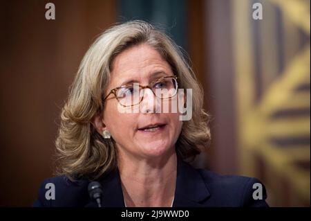 Washington, États-Unis d'Amérique. 25th mai 2022. Lara E. Montecalvo comparaît devant une audience de la Commission du Sénat sur le pouvoir judiciaire pour sa nomination au poste de juge du circuit des États-Unis pour le premier circuit, dans l'immeuble du bureau du Sénat Dirksen à Washington, DC, le mercredi 25 mai 2022. Crédit: Rod Lamkey/CNP/Sipa USA crédit: SIPA USA/Alay Live News Banque D'Images