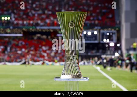 Tirana, Albanie. 25th mai 2022. TIRANA - Trophée de la Ligue de la Conférence, coupe de la Ligue de la Conférence, coupe de la Ligue de la Conférence lors du match final de la Ligue de la Conférence de l'UEFA entre AS Roma et Feyenoord à l'Arena Kombetare le 25 mai 2022 à Tirana, Albanie. ANP MAURICE VAN STEEN crédit: ANP/Alamy Live News Banque D'Images