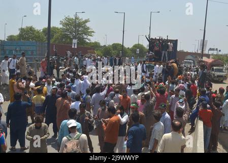 Lahore, Punjab, Pakistan. 25th mai 2022. La police pakistanaise utilise des gaz lacrymogènes pour disperser les militants du parti pakistanais Tehreek-e-Insaf (PTI) du Premier ministre évincé Imran Khan lors d'une manifestation à Lahore le 25 mai 2022, les autorités pakistanaises ont bloqué mercredi toutes les routes principales dans la capitale Islamabad, Après qu'un ancien Premier ministre rebelle, Imran Khan, ait déclaré qu'il marrerait avec des manifestants dans le centre-ville pour un rassemblement, il espère qu'il fera tomber le gouvernement et forcera des élections anticipées. (Credit image: © Rana Sajid Hussain/Pacific Press via ZUMA Press Wire) Banque D'Images