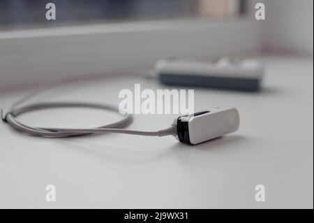 Oxymètre de pouls en arrière-plan. Dispositif médical de contrôle et de diagnostic pour mesurer la saturation du sang capillaire en oxygène Banque D'Images