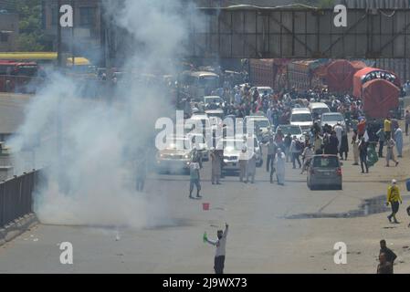 Lahore, Punjab, Pakistan. 25th mai 2022. La police pakistanaise utilise des gaz lacrymogènes pour disperser les militants du parti pakistanais Tehreek-e-Insaf (PTI) du Premier ministre évincé Imran Khan lors d'une manifestation à Lahore le 25 mai 2022, les autorités pakistanaises ont bloqué mercredi toutes les routes principales dans la capitale Islamabad, Après qu'un ancien Premier ministre rebelle, Imran Khan, ait déclaré qu'il marrerait avec des manifestants dans le centre-ville pour un rassemblement, il espère qu'il fera tomber le gouvernement et forcera des élections anticipées. (Credit image: © Rana Sajid Hussain/Pacific Press via ZUMA Press Wire) Banque D'Images