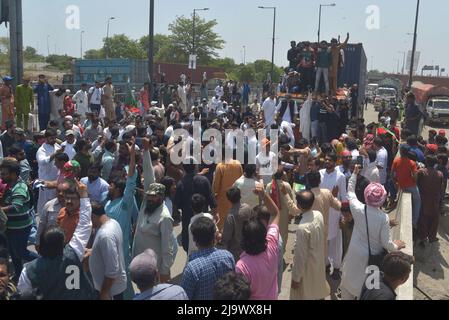 Lahore, Punjab, Pakistan. 25th mai 2022. La police pakistanaise utilise des gaz lacrymogènes pour disperser les militants du parti pakistanais Tehreek-e-Insaf (PTI) du Premier ministre évincé Imran Khan lors d'une manifestation à Lahore le 25 mai 2022, les autorités pakistanaises ont bloqué mercredi toutes les routes principales dans la capitale Islamabad, Après qu'un ancien Premier ministre rebelle, Imran Khan, ait déclaré qu'il marrerait avec des manifestants dans le centre-ville pour un rassemblement, il espère qu'il fera tomber le gouvernement et forcera des élections anticipées. (Credit image: © Rana Sajid Hussain/Pacific Press via ZUMA Press Wire) Banque D'Images