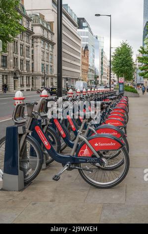 Une ligne de Santander a parrainé la location publique de vélos garés dans une station d'accueil sur Farringdon Street, Londres, Angleterre, Royaume-Uni. Banque D'Images