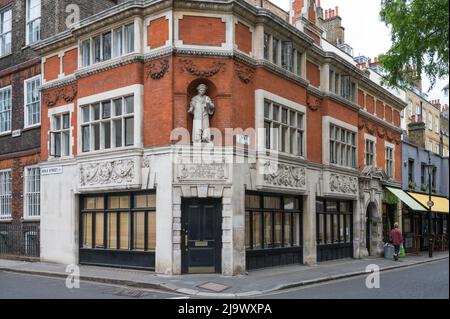 Façade des chambres Thomas Moore, avec statue au-dessus de la porte d'entrée de Sir Thomas Moore par Sir George Sherrin. Carey Street, Londres, Angleterre, Royaume-Uni Banque D'Images