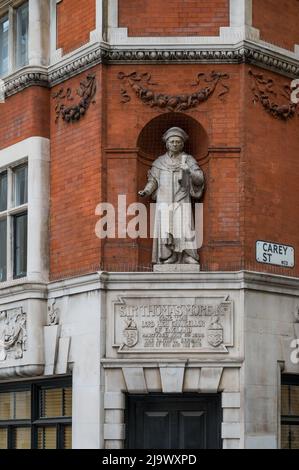 Façade des chambres Thomas Moore, avec statue au-dessus de la porte d'entrée de Sir Thomas Moore par Sir George Sherrin. Carey Street, Londres, Angleterre, Royaume-Uni Banque D'Images