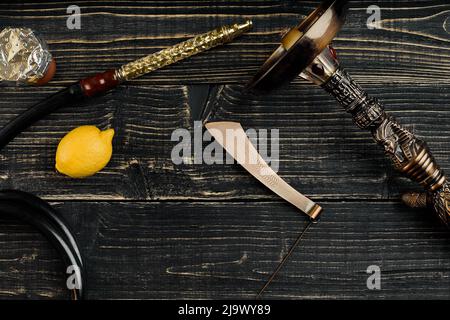 Pièces démontées du narguilé sur un fond de bois avec citron. Vue d'en haut. Mise à plat. Copier l'espace. Still Life Banque D'Images