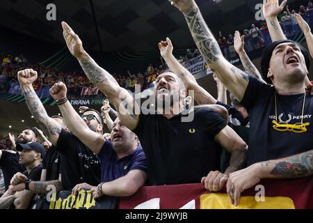 Tirana, Albanie. 25th mai 2022. TIRANA - EN TANT que Roma Supporters lors du match final de la Ligue des conférences de l'UEFA entre AS Roma et Feyenoord à l'Arena Kombetare le 25 mai 2022 à Tirana, Albanie. ANP MAURICE VAN STEEN crédit: ANP/Alamy Live News Banque D'Images