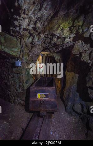 Intérieur de la mine ancienne dans la ville de Banska Stiavnica en Slovaquie Banque D'Images