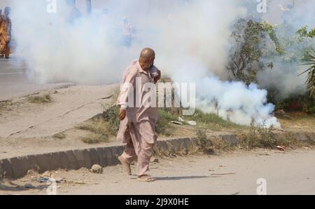 Rawalpindi, Pakistan. 25th mai 2022. La police pakistanaise utilise des obus de gaz naturel contre des manifestants pakistanais Tehreek-e-Insaf (PTI) à l'échangeur de Faizabad à Rawalpindi. (Credit image: © Raja Imran/Pacific Press via ZUMA Press Wire) Banque D'Images