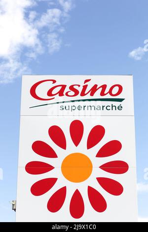 Bron, France - 29 juillet 2017 : logo du supermarché du Casino sur une pancarte. Casino est une chaîne d'hypermarchés et de supermarchés basée à Saint Etienne, France Banque D'Images