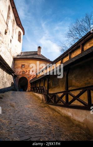 Porte d'entrée du piège du château d'Ovara à Oravsky Podzamok, Slovaquie. Banque D'Images