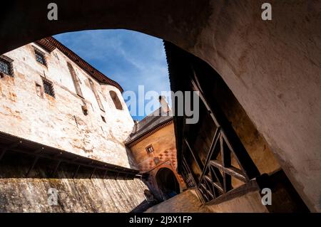 Porte d'entrée du piège du château d'Ovara à Oravsky Podzamok, Slovaquie. Banque D'Images