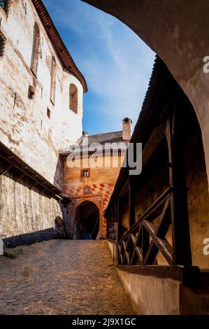 Porte d'entrée du piège du château d'Ovara à Oravsky Podzamok, Slovaquie. Banque D'Images