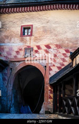 Porte d'entrée du piège du château d'Ovara à Oravsky Podzamok, Slovaquie. Banque D'Images