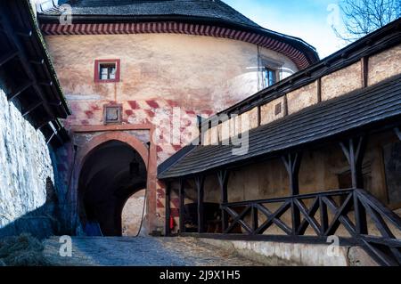 Porte d'entrée du piège du château d'Ovara à Oravsky Podzamok, Slovaquie. Banque D'Images