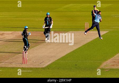 Haris Rauf de Yorkshire Vikings célèbre après avoir bougé Ed Barnard de Worcestershire Rapids lors du match de groupe Vitality Blast T20 North à Clean Slate Headingley, Leeds. Date de la photo: Mercredi 25 mai 2022. Banque D'Images