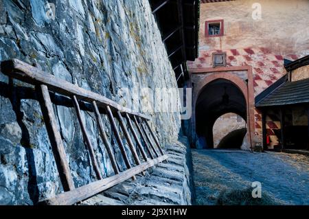 Porte d'entrée du piège du château d'Ovara à Oravsky Podzamok, Slovaquie. Banque D'Images