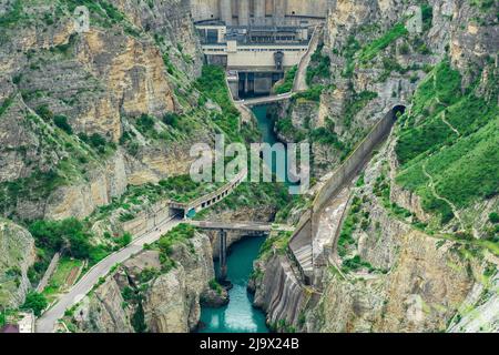 vue sur la partie inférieure du barrage de l'arche avec un déversoir dans le canyon Banque D'Images