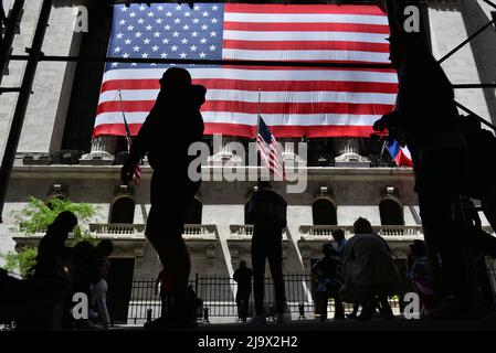 Les gens marchent à la Bourse de New York (NYSE) le 25 mai 2022 à New York Banque D'Images