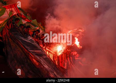 Tirana, Albanie. 25th mai 2022. TIRANA - feux d'artifice lors du match final de la Ligue des conférences de l'UEFA entre AS Roma et Feyenoord à l'Arena Kombetare le 25 mai 2022 à Tirana, Albanie. ANP MAURICE VAN STEEN crédit: ANP/Alamy Live News Banque D'Images