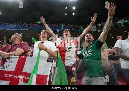 Tirana, Albanie. 25th mai 2022. Les supporters de Feyenoord avant le match final de la Ligue des conférences de l'UEFA entre AS Roma et Feyenoord à l'Arena Kombetare, Tirana, Albanie, le 25 mai 2022. Credit: Giuseppe Maffia/Alay Live News Banque D'Images